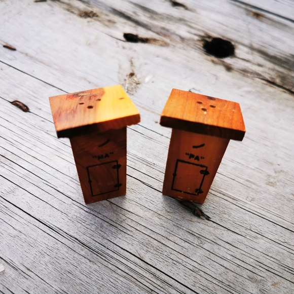 Vintage Ma and Pa Wooden Outhouse Salt and Pepper Shakers - Picture 8 of 15